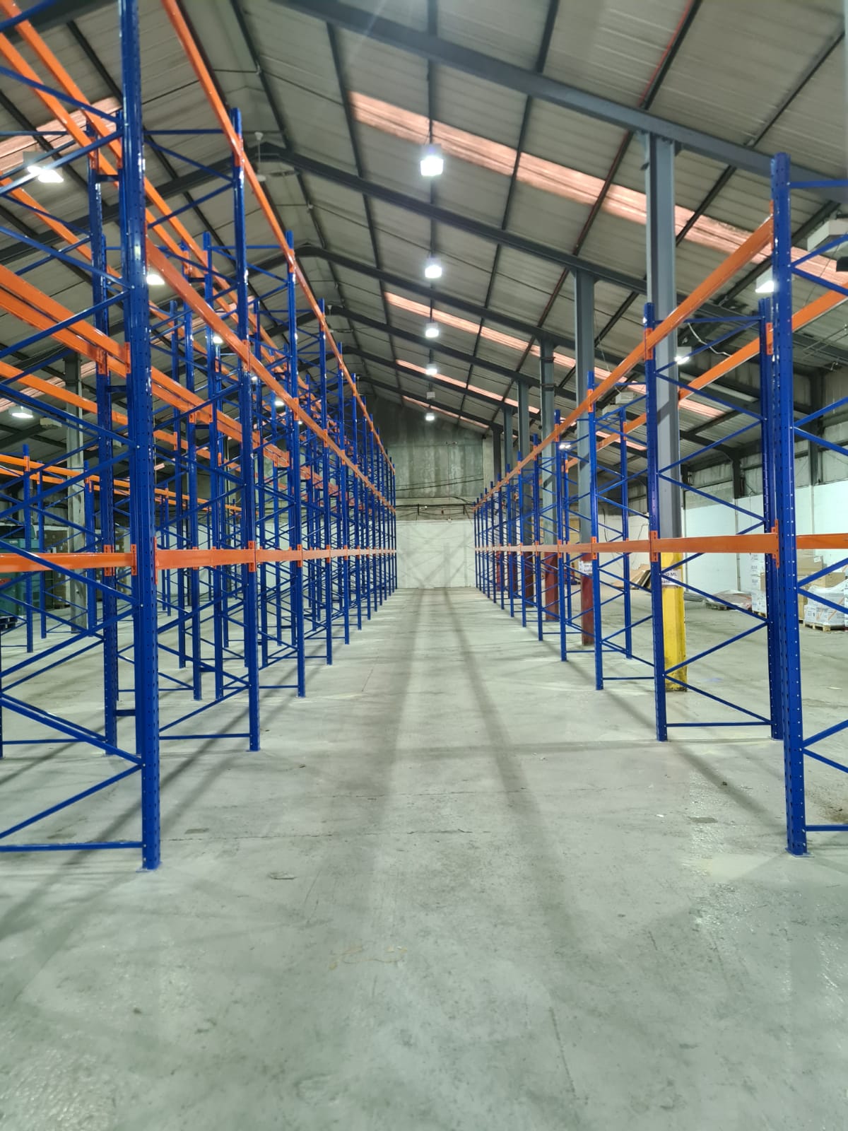 All&eacute;e de rayonnages m&eacute;talliques pour le stockage en entrep&ocirc;t