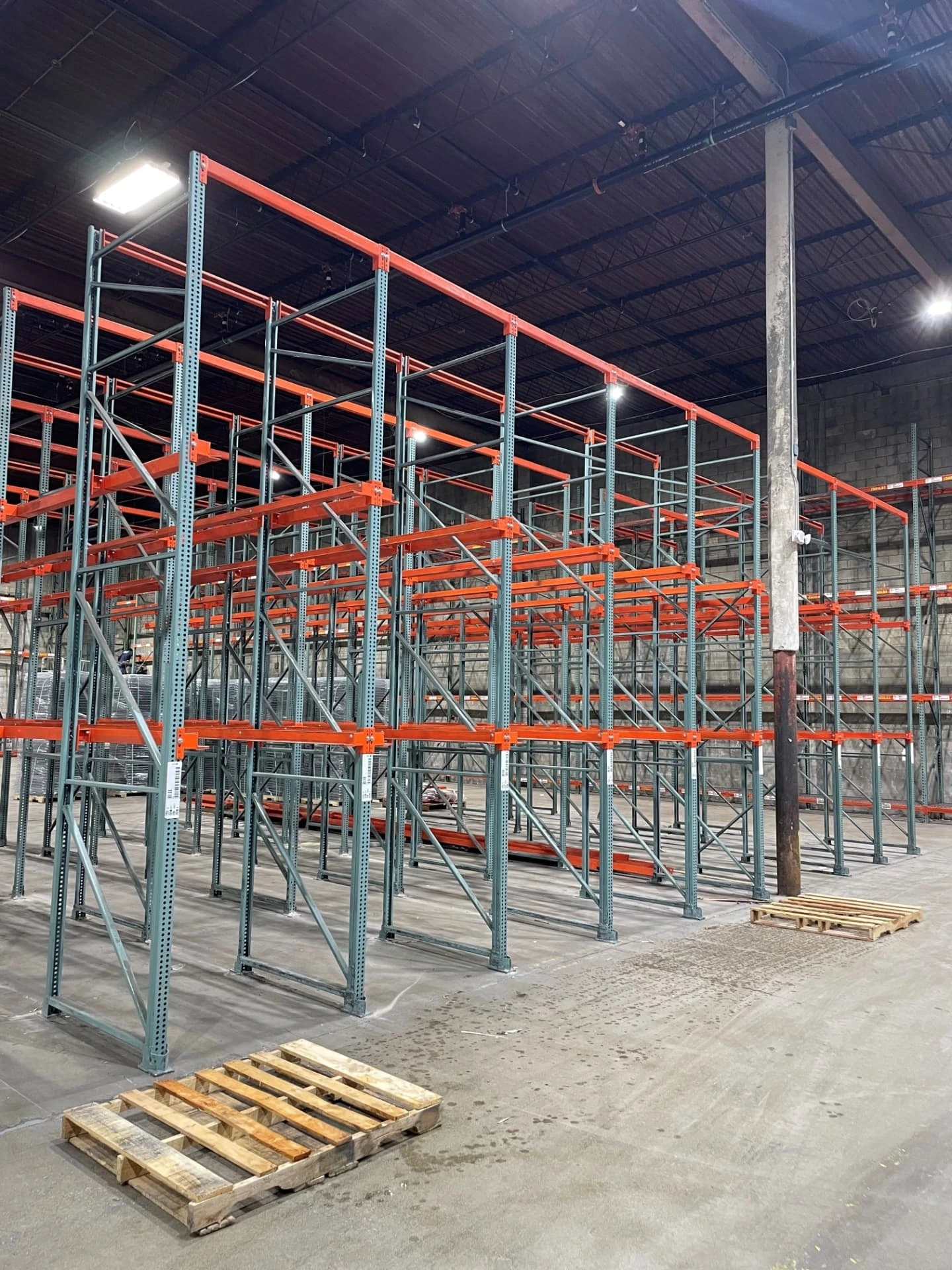 Racks à palettes occasion — équipements de stockage