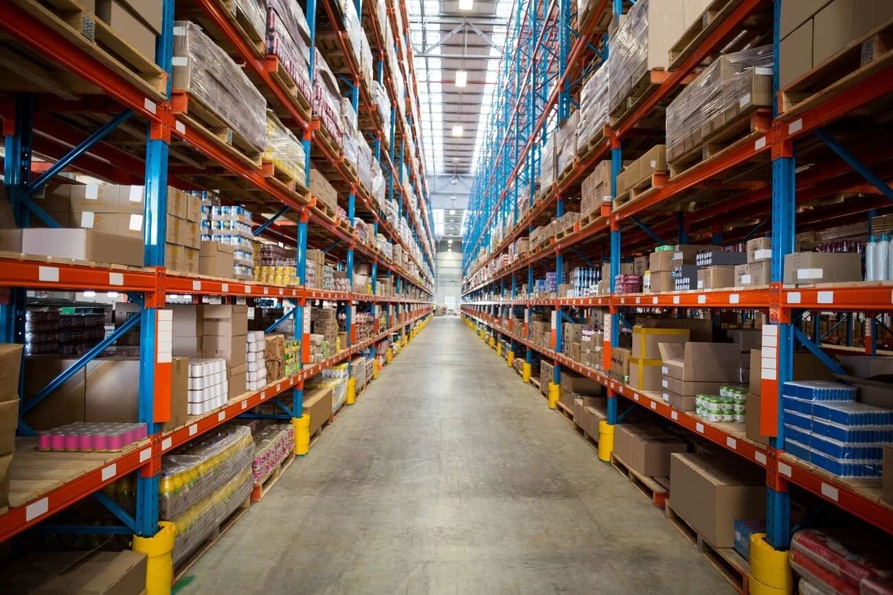 LES 4 PRINCIPAUX AVANTAGES D'AVOIR UN ENTREP&Ocirc;T DE STOCKAGE ORGANIS&Eacute;